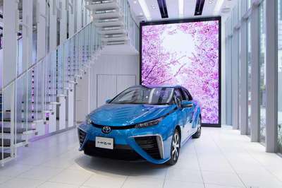 La berline à hydrogène de Toyota fait son show